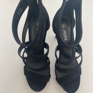 Never worn. Like new !!!